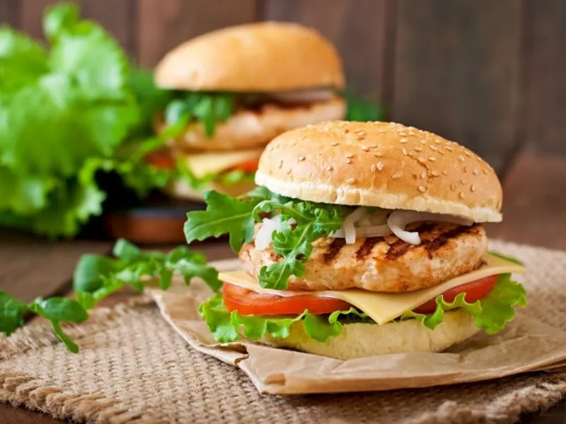 تشيكن برجر مشوي.. خفّة وطعامة ملهُمش حل! 🍗✨